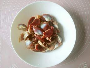 鸡胗洗干净去掉筋膜之后切成小块儿