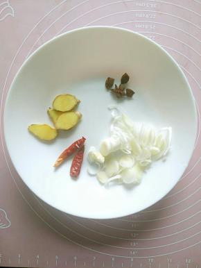 准备好葱花，姜片，大料粒，干红辣椒