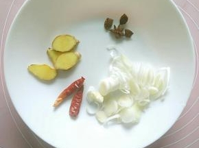 准备好葱花，姜片，大料粒，干红辣椒