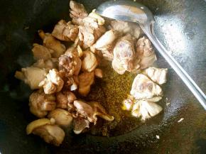 一直炒到没有血水渗出就可以加油了。