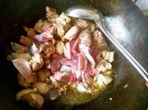 翻炒片刻后加入鸡胗继续翻炒