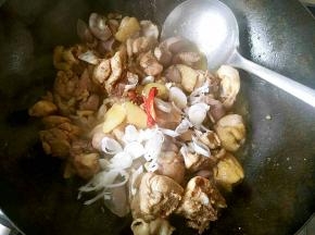 待鸡胗变色之后可以放入葱花姜片大料粒和干红辣椒爆锅了
