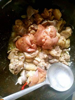 爆出香味儿之后加入鸡肝炒至变色