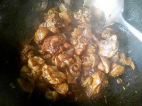 加老抽生抽料酒翻炒片刻入味儿。