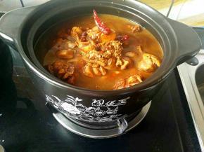 倒入砂锅中加入足够的汤。