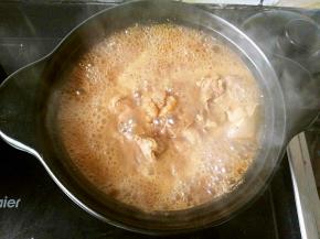 撇去浮沫，加入少许盐调味。