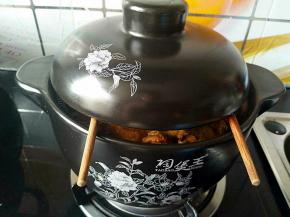 为防止溢出可以架上两只筷子，把锅盖放在筷子上面。