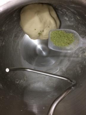 152克面团加入抹茶粉揉均匀拿出