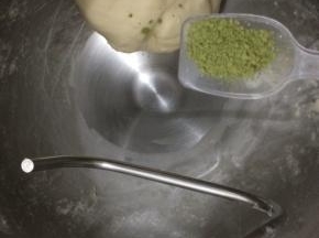 152克面团加入抹茶粉揉均匀拿出