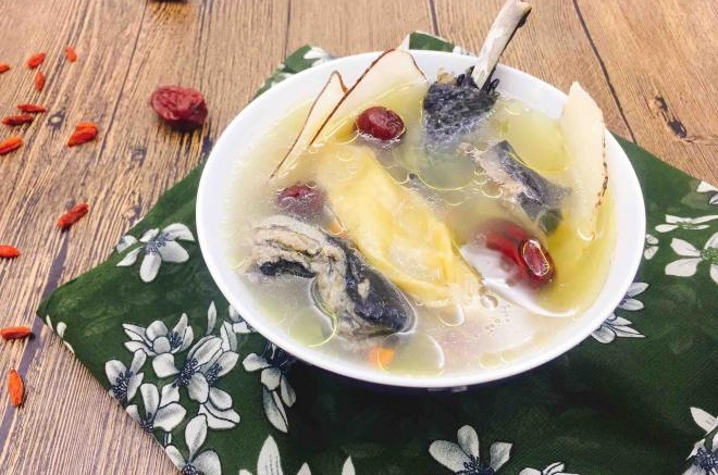 花胶海底椰乌鸡汤