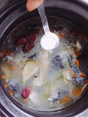 继续开小火慢慢煲一小时即可，加入适量的面粉里盐调味