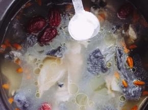 继续开小火慢慢煲一小时即可，加入适量的面粉里盐调味