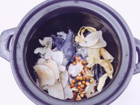 砂锅内倒入适量清水