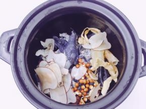 砂锅内倒入适量清水