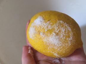 柠檬用盐搓洗外皮