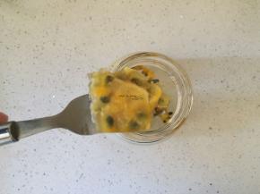 杯中放入冷冻的百香果冰块