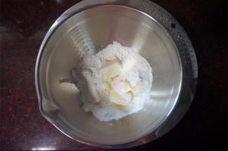 黄油软化后加入糖粉，用打蛋器手动搅拌一下再用电动搅打至完全融合。
