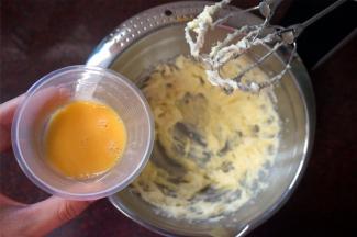 分两次加入全蛋液，每一次都待搅打融合后再加入下一次。