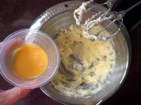 分两次加入全蛋液，每一次都待搅打融合后再加入下一次。