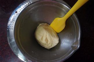 拌至无干粉，成为一个湿润的面团。