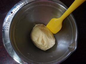 拌至无干粉，成为一个湿润的面团。