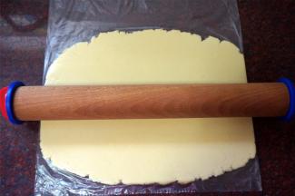 装入保鲜袋，擀成6毫米厚的面片，放入冰箱冷藏10分钟至稍硬状态。