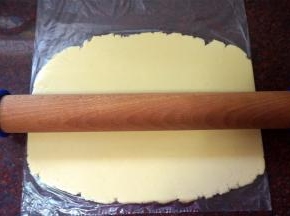 装入保鲜袋，擀成6毫米厚的面片，放入冰箱冷藏10分钟至稍硬状态。
