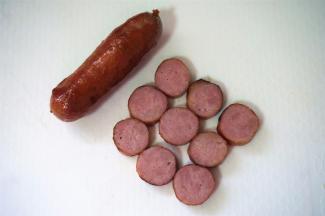 生鲜香肠用少许油煎5分钟左右，然后切成小圆片。