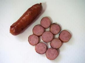 生鲜香肠用少许油煎5分钟左右，然后切成小圆片。