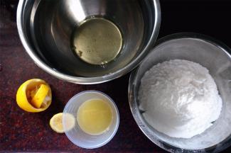 饼干冷却过程，制作糖霜。先榨取柠檬汁，糖粉过筛备用。