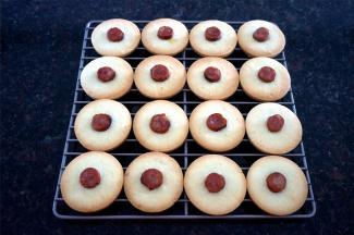 放入上下火175度预热好的烤箱中层烘烤18分钟至表面微微金黄、香气四溢，出炉冷却。