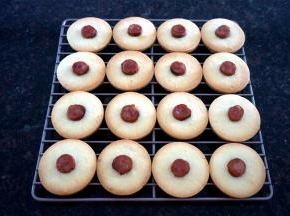 放入上下火175度预热好的烤箱中层烘烤18分钟至表面微微金黄、香气四溢，出炉冷却。