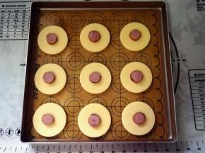 粘贴到饼干胚中间。