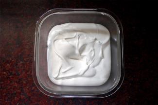 蛋清中加入约1克柠檬汁，打至出现大气泡时，分次加入糖粉进行搅打。糖粉完全加入后，搅打至糖霜浓稠，拉出花纹不容易消失为止，这是基础糖霜，用于画线。填充用的糖霜，只需要用柠檬汁调稀加入色素拌均匀即可。