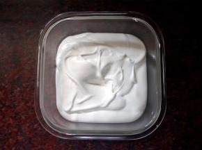 蛋清中加入约1克柠檬汁，打至出现大气泡时，分次加入糖粉进行搅打。糖粉完全加入后，搅打至糖霜浓稠，拉出花纹不容易消失为止，这是基础糖霜，用于画线。填充用的糖霜，只需要用柠檬汁调稀加入色素拌均匀即可。