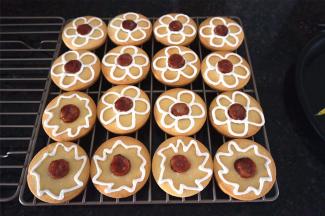 将浓稠糖霜装入裱花袋，剪个小口，在饼干上画线。