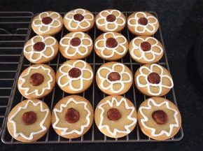 将浓稠糖霜装入裱花袋，剪个小口，在饼干上画线。