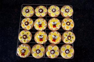 然后用适量的浓糖霜加入1滴黄色，逐滴加入柠檬汁，调制稀糖霜，用于填色。填充糖霜的状态是几秒钟后能自己摊平即可。待填色糖霜晾干6成后，做最后的装饰。