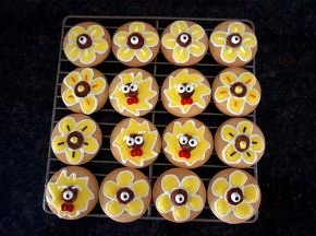 然后用适量的浓糖霜加入1滴黄色，逐滴加入柠檬汁，调制稀糖霜，用于填色。填充糖霜的状态是几秒钟后能自己摊平即可。待填色糖霜晾干6成后，做最后的装饰。