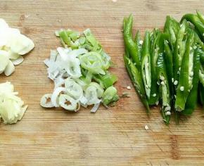 青椒切丝，葱切碎，姜切丝，蒜切片