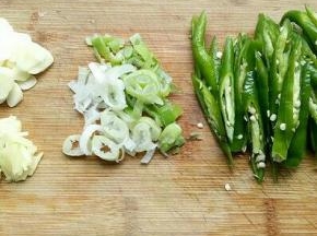 青椒切丝，葱切碎，姜切丝，蒜切片