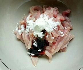 猪瘦肉切丝放入碗中，加入料酒，淀粉，蚝油