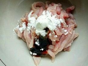 猪瘦肉切丝放入碗中，加入料酒，淀粉，蚝油