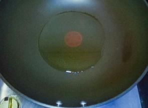 锅里倒适量油烧热