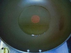 锅里倒适量油烧热