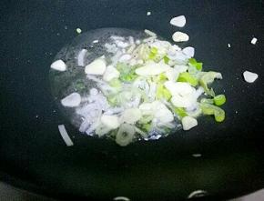 放入姜丝，葱，蒜煸炒