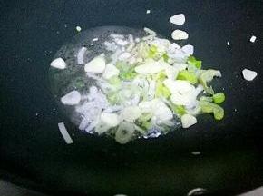 放入姜丝，葱，蒜煸炒