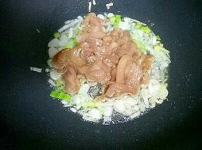 放入腌制好的肉丝翻炒