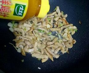 放入适量的太太乐鲜鸡汁