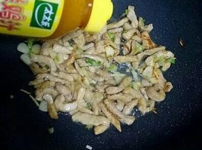 放入适量的太太乐鲜鸡汁